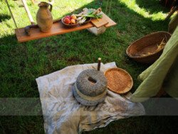 Mühlstein, ein Nachbau aus dem 6. Jahrhundert 2019 Woppenroth