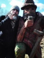 WanderRabe und Schnitter, Pfeife rauchen verbindet WanderRabe und Holzfigur